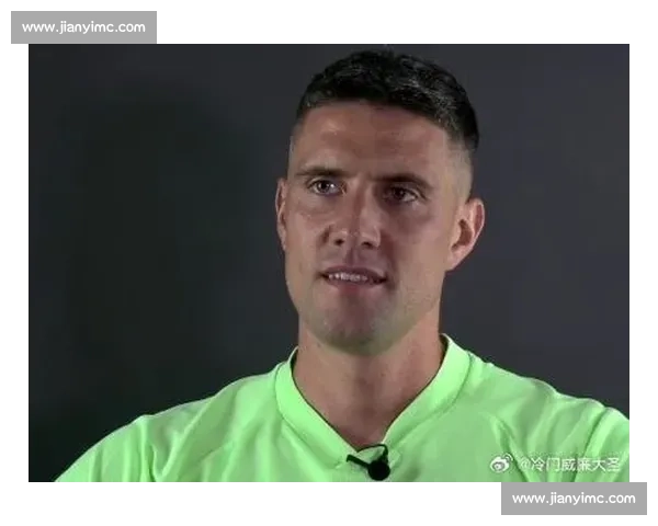 退役 1 天火速复出！凯利披红军传奇战袍再战斯坦福桥